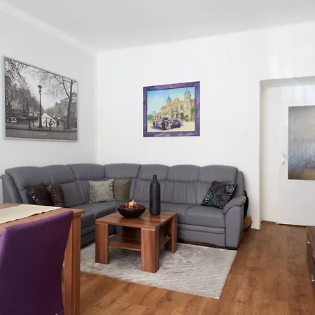 Two Bedroom Near Centre And Mall With Imax *